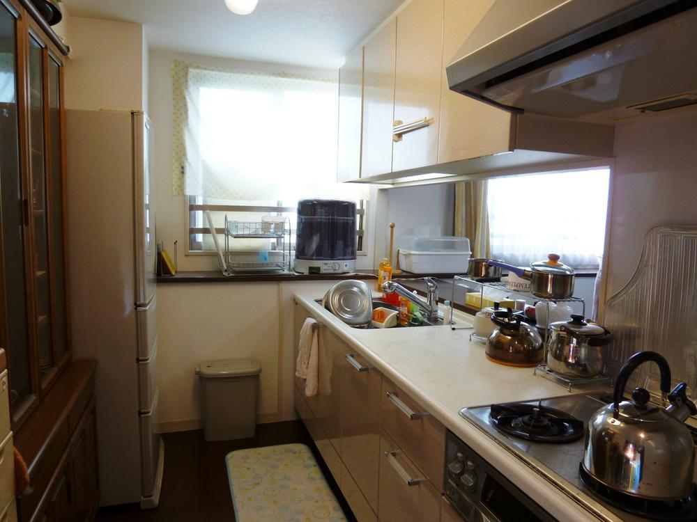 Kitchen. Daylighting ・ Bright kitchen with take-ventilated (October 2013) Shooting