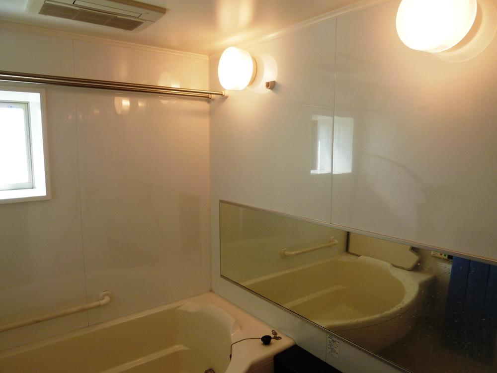 Bathroom. This unit bus with large windows. Large mirror is also there bright (October 2013) Shooting