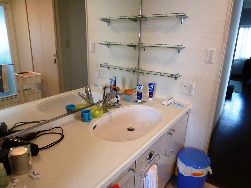 Wash basin, toilet. It is spacious lavatory (October 2013) Shooting