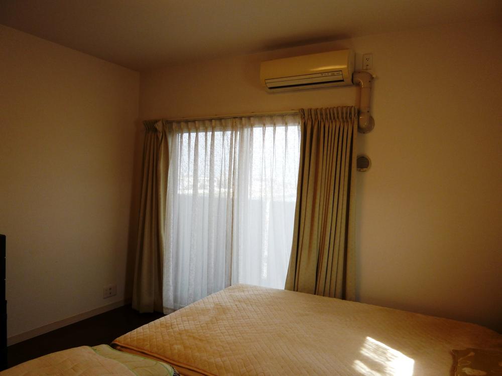 Non-living room. It is the main bedroom with a large sweep window (October 2013) Shooting