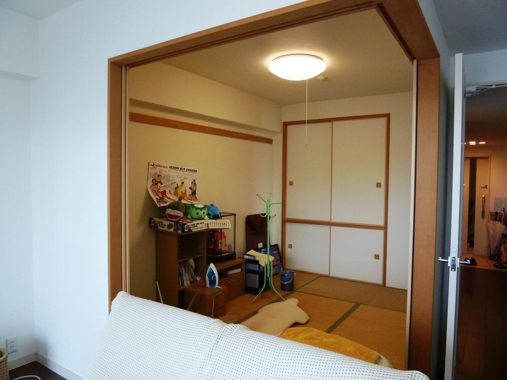 Non-living room. Is a Japanese-style room that follows from living (April 2013) Shooting