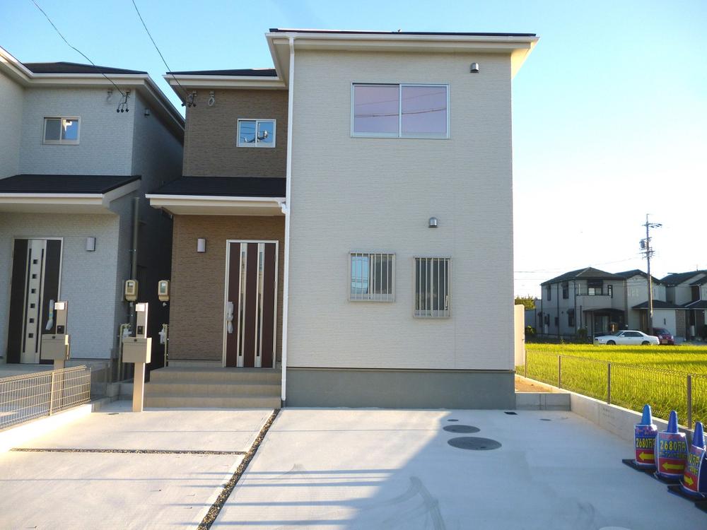 Local appearance photo. Front road spacious! 