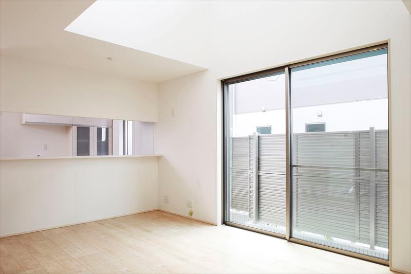 Living. Living room provided with a blow to the G building living top, A bright and airy, We created a peaceful space. 