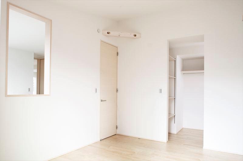 Non-living room. Directing the open space in the G building Master Bedroom gradient ceiling. Equipped with a WIC, You can keep clean the room. 