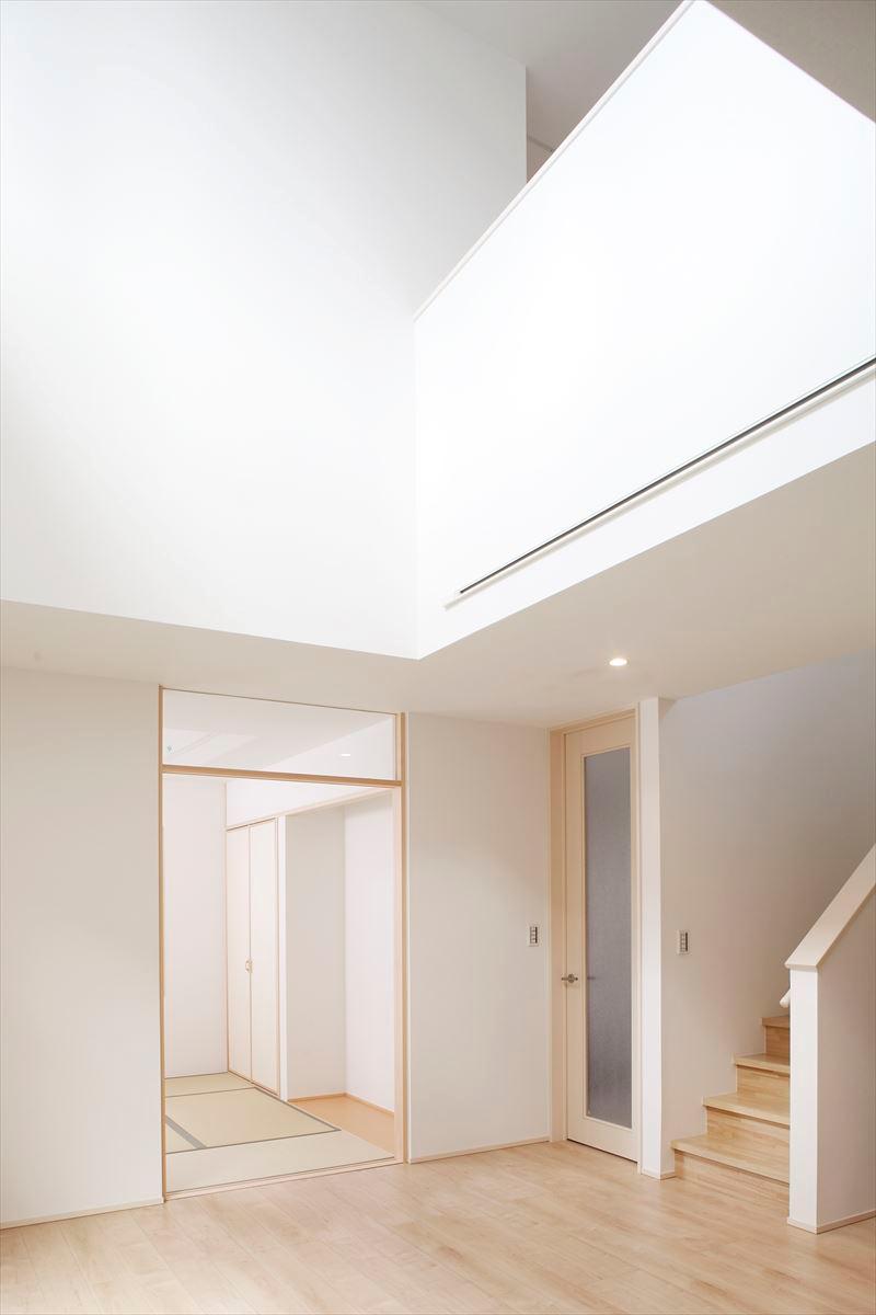 Other introspection. There is a G Building blow-blow, A spacious sense of unity LDK ・ Japanese-style room is attractive. You will receive no matter where the voice of his wife who is in the kitchen. 