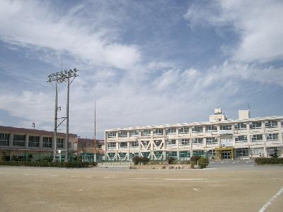 Junior high school. Kiyosu City 2040m to stand Shinkawa junior high school