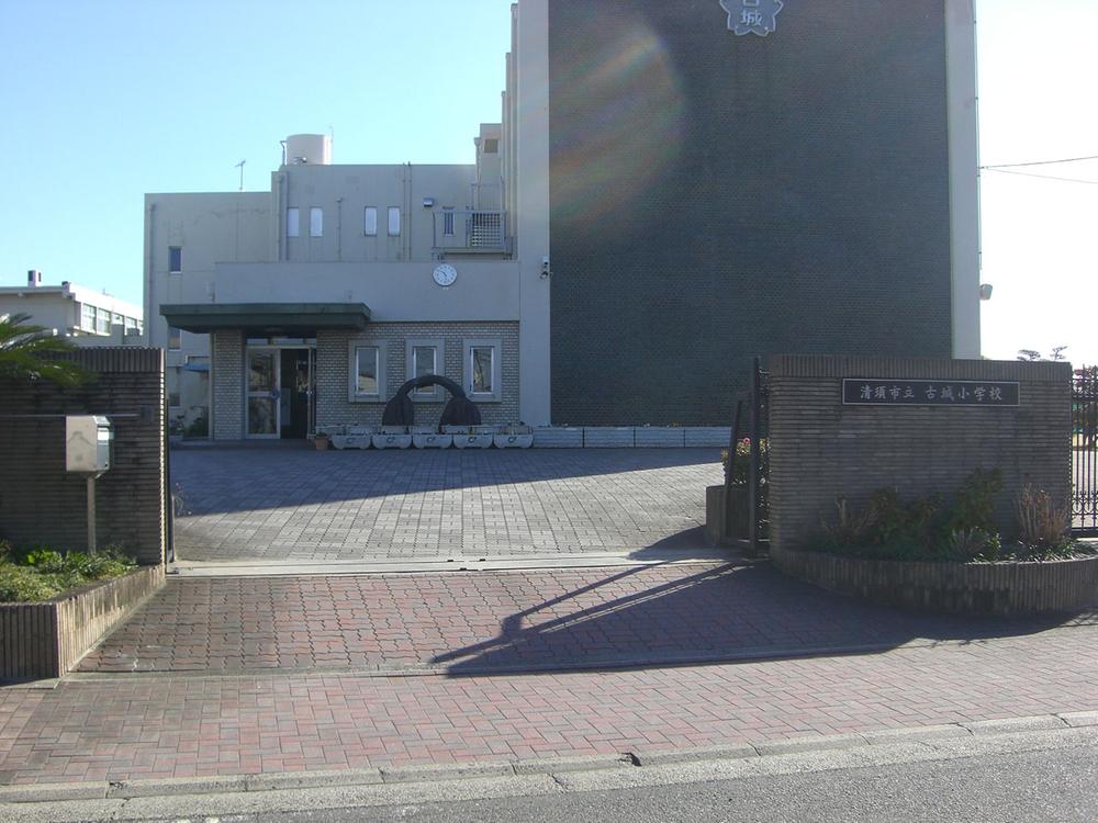 Primary school. 248m to castle elementary school