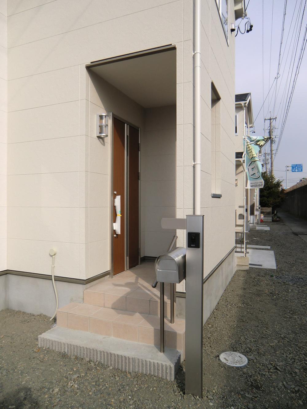 Entrance. ◇ entrance door ◇  Picking measures with door