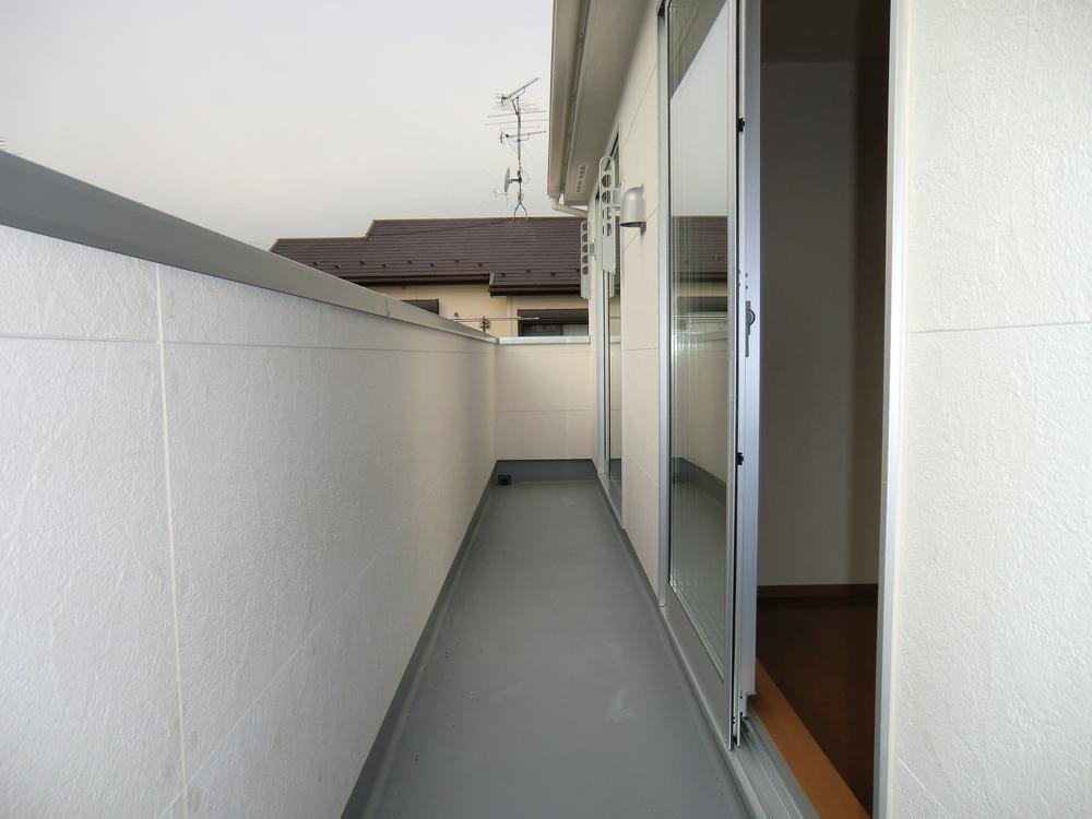 Balcony. ◇ roof balcony ◇  Wide balcony in the south