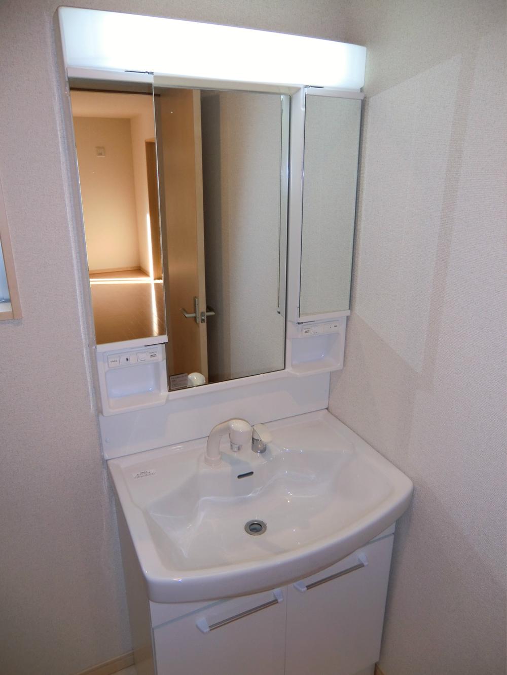 Wash basin, toilet. ◇ wash basin ◇  Three-sided mirror Shampoo dresser