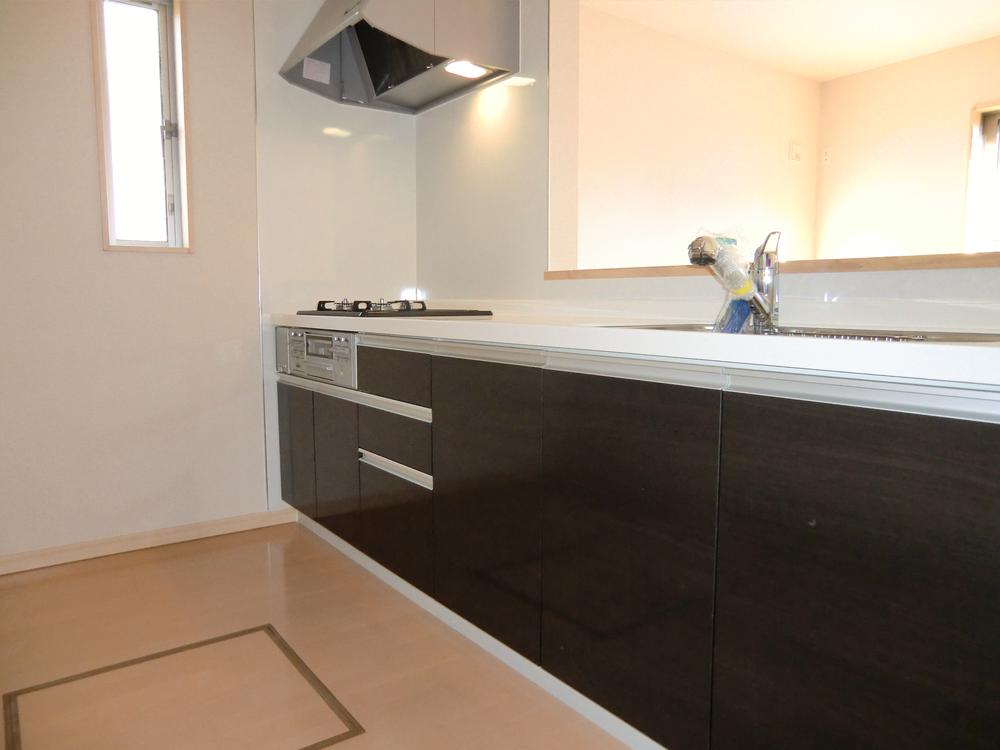 Kitchen. ◇ Kitchen ◇  Popular counter ・ Artificial marble top ・ Water purifier integrated faucet ・ Quiet specification sink ・ Si sensor stove (three-necked) ・ Underfloor storage, etc.