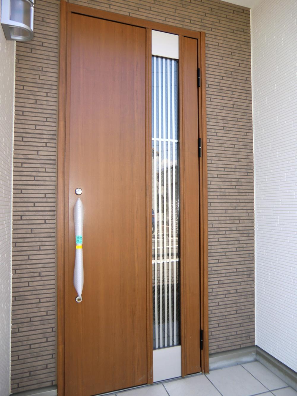 Entrance. ◇ entrance door ◇  Picking measures with door