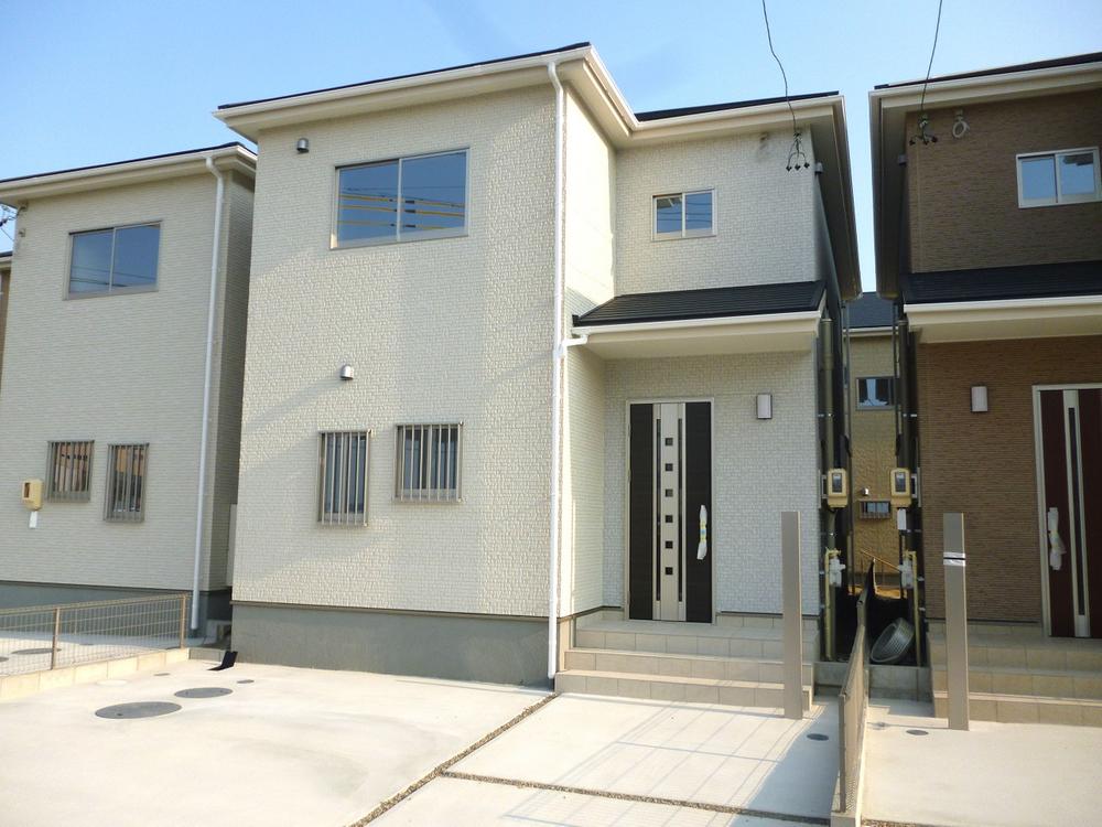 Local appearance photo. Front road spacious! 