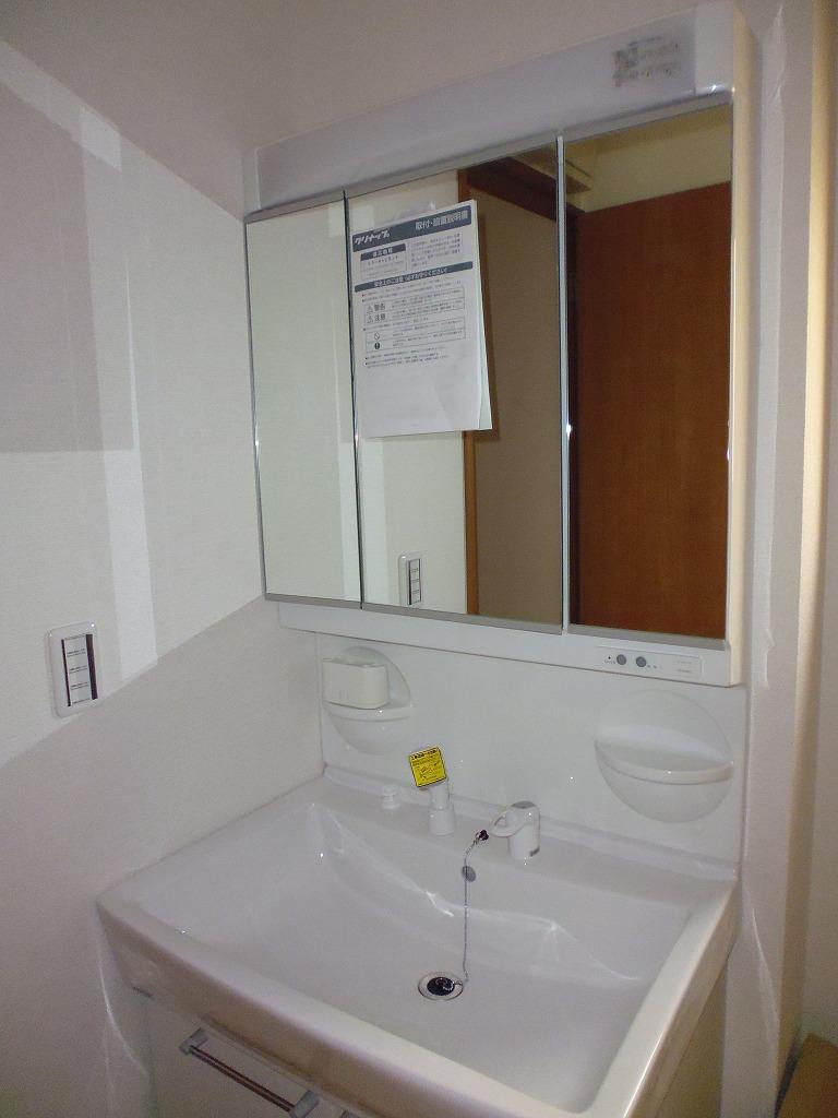 Wash basin, toilet. 2013.12.9 shooting