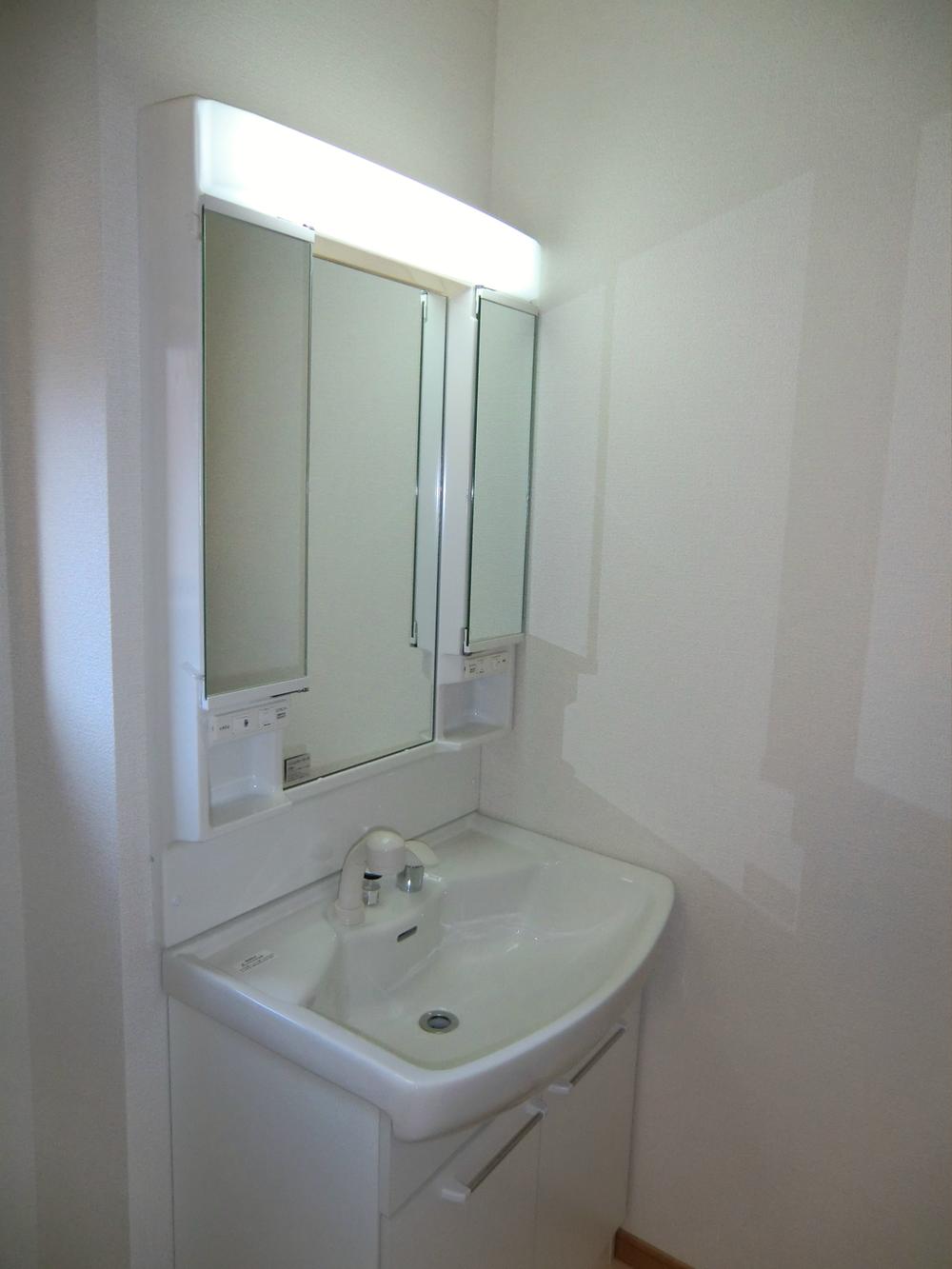 Wash basin, toilet. ◇ wash basin ◇  Three-sided mirror Shampoo dresser