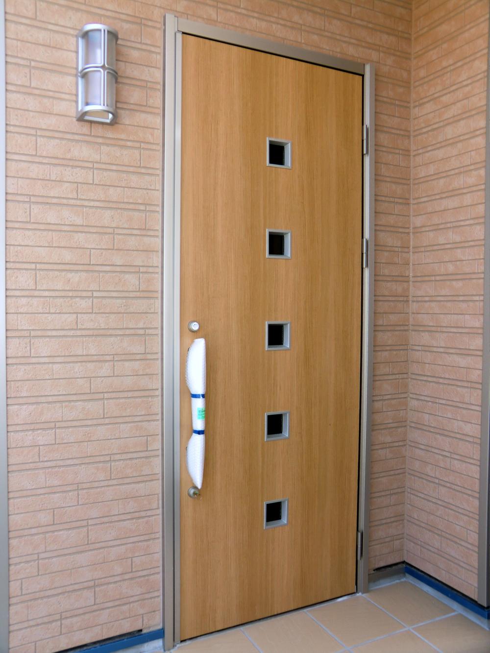 Entrance. ◇ entrance door ◇  Picking measures with door