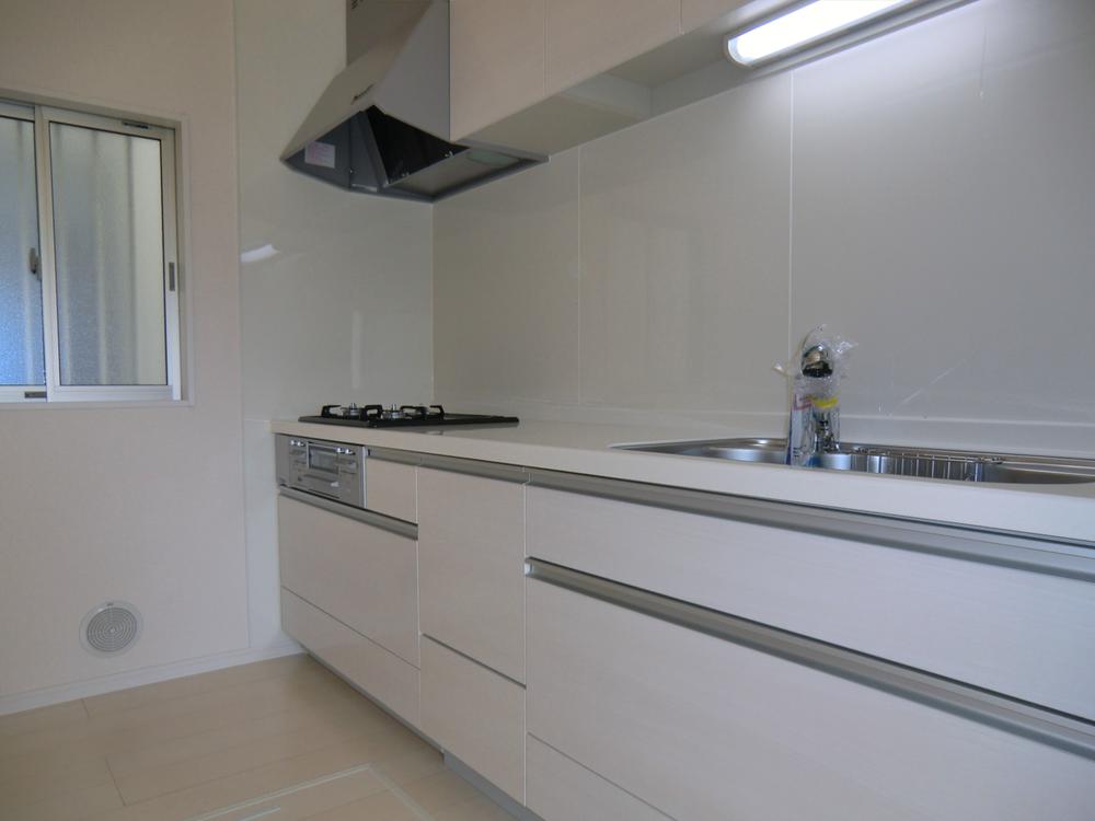 Kitchen. ◇ Kitchen ◇  Artificial marble top system Kitchen ・ Water purifier built-in hand shower ・ Quiet specification sink ・ Cupboard hanging with earthquake-resistant latch ・ Underfloor storage, etc.
