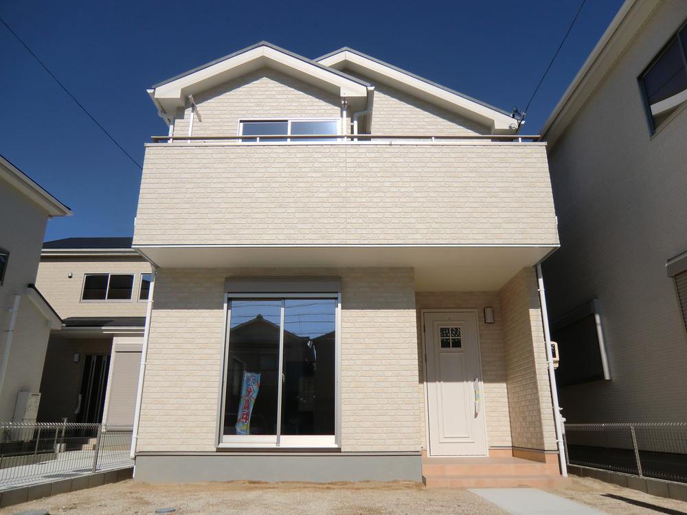 Local appearance photo. ◇ 6 Building ◇  Imposing completed! ! You can preview tour (of weekday visit also OK)  Facing south, Yang per good! !   Garden to the south  Parking Easy parallel two OK    Local (November 23, 2013) Shooting