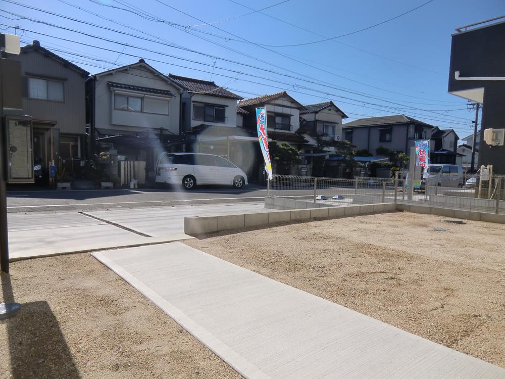 Local appearance photo. ◇ 6 Building ◇  Imposing completed! ! You can preview tour (of weekday visit also OK)  Facing south, Yang per good! !   Garden to the south  Parking Easy parallel two OK    Local (November 23, 2013) Shooting