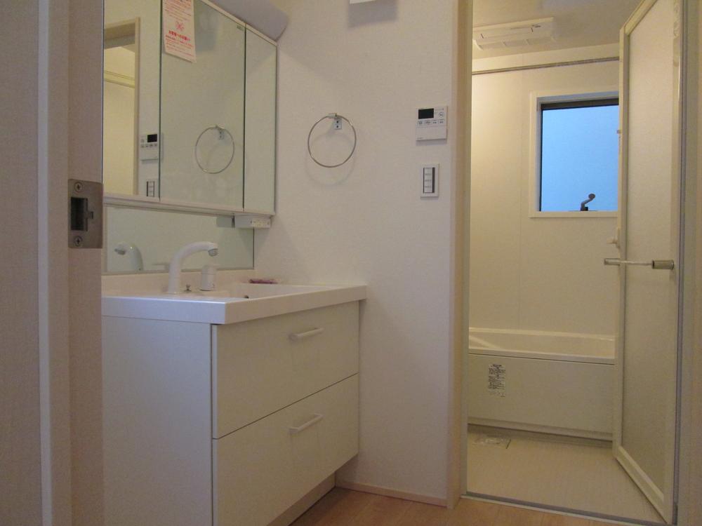 Wash basin, toilet. Indoor (12 May 2013) Shooting