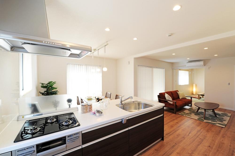 Kitchen. Nishibiwashima IV / B compartment Face-to-face kitchen Peninsula type (LIXIL) (9 May 2013) Shooting