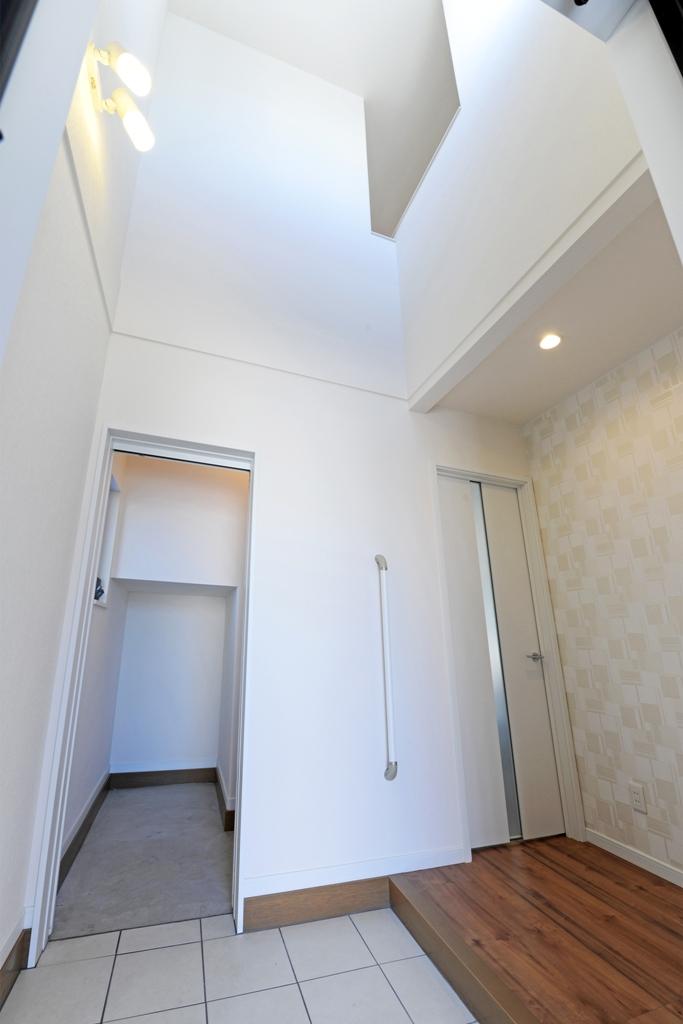 Entrance. Nishibiwashima IV / B compartment Entrance atrium + dirt floor housed 2 Pledge (September 2013) Shooting