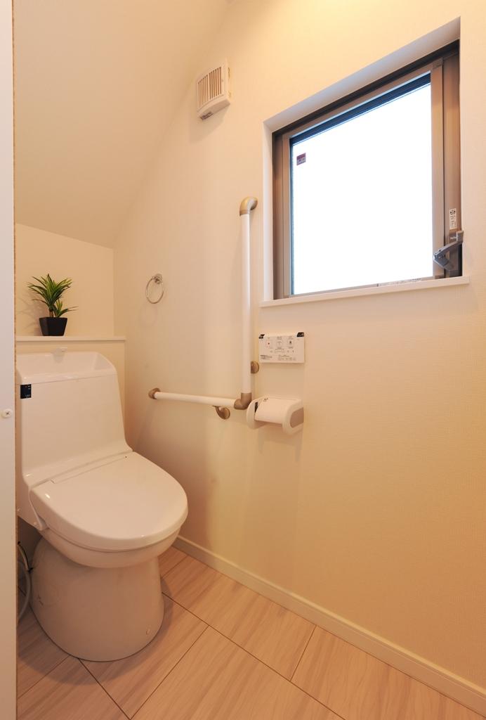 Toilet. Nishibiwashima IV / B compartment 1F toilet water-saving toilet ECO5 (LIXIL) (9 May 2013) Shooting