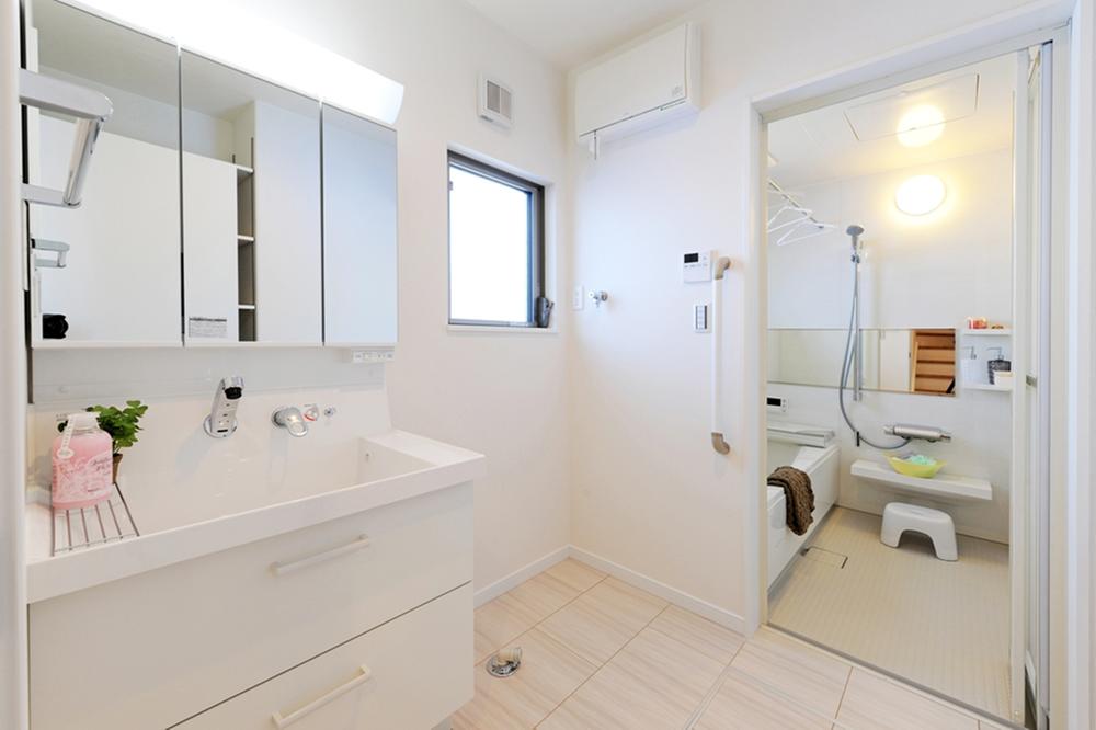 Wash basin, toilet. Nishibiwashima IV / B compartment Wash room (with storage) shower head + three-sided mirror (LIXIL) (9 May 2013) Shooting