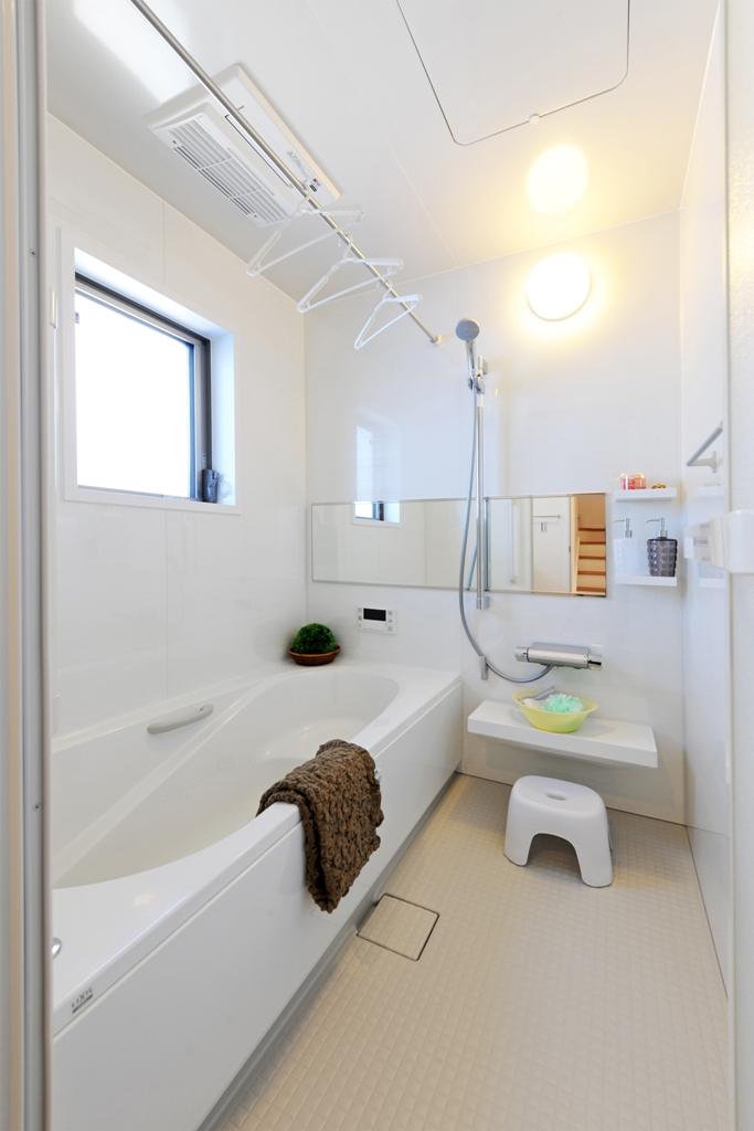 Bathroom. Nishibiwashima IV / B compartment Unit bus (1616) bathroom heating dryer with (LIXIL) (9 May 2013) Shooting