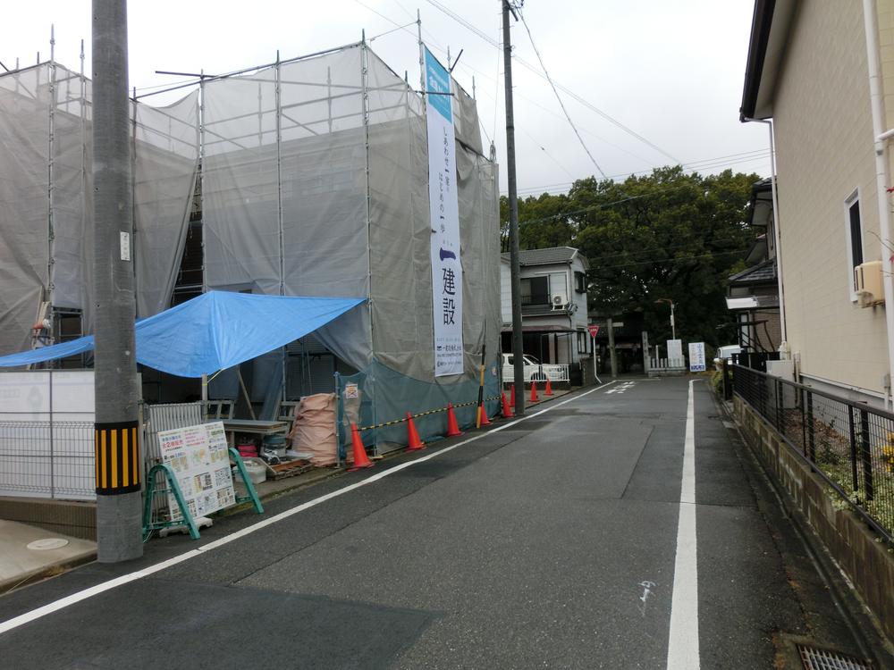 Local photos, including front road. 1 Building Frontal road Local (December 19, 2013) Shooting