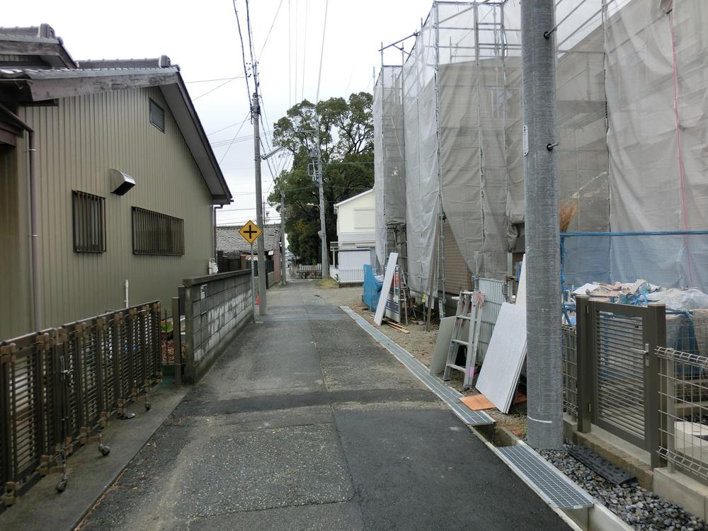 Local photos, including front road. Building 2 Frontal road Local (December 19, 2013) Shooting