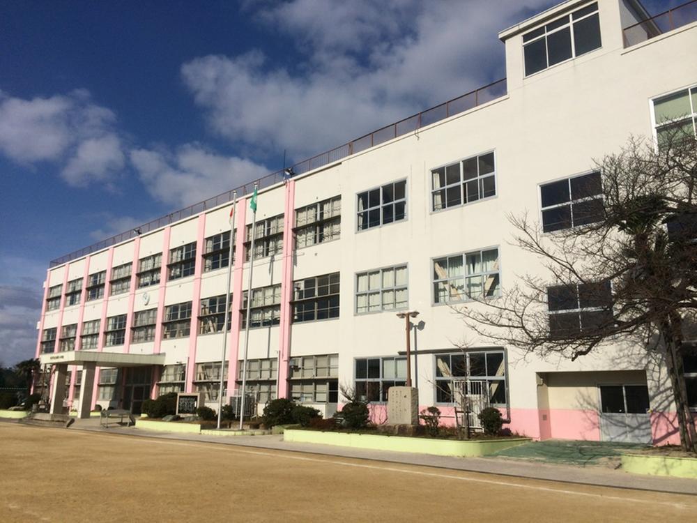 Primary school. 800m to Shinkawa elementary school