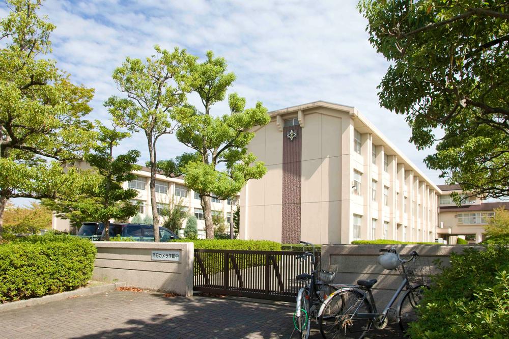 Junior high school. Hikarikeoka until junior high school 770m