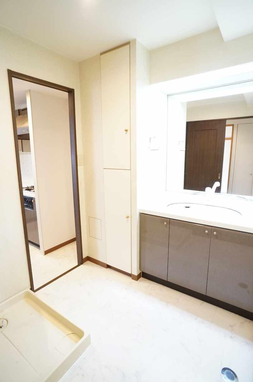 Wash basin, toilet. Room (May 2012) shooting