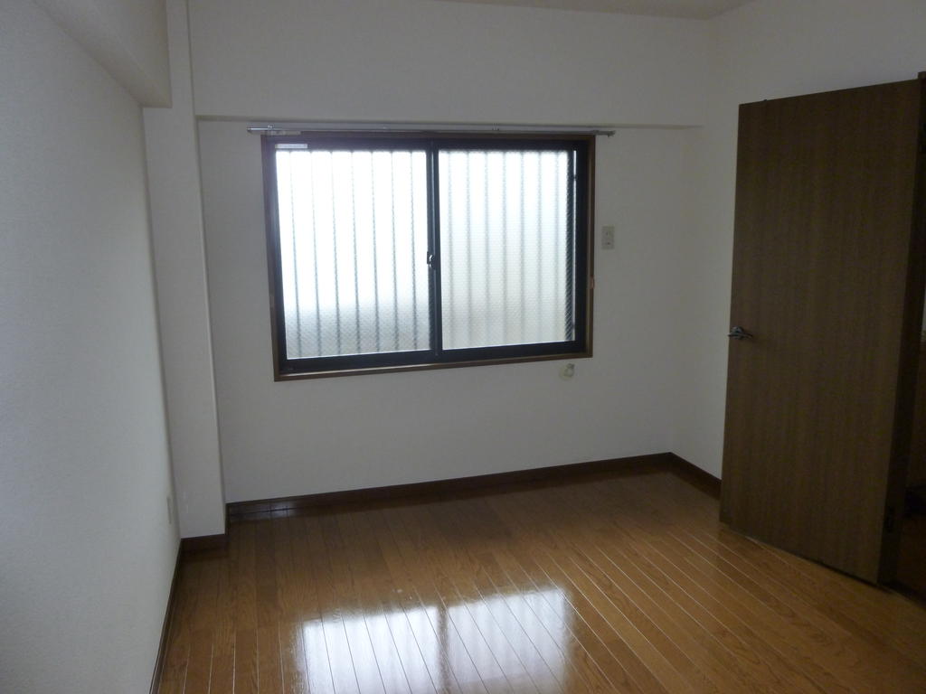 Living and room. It has become the flooring of Western-style. 