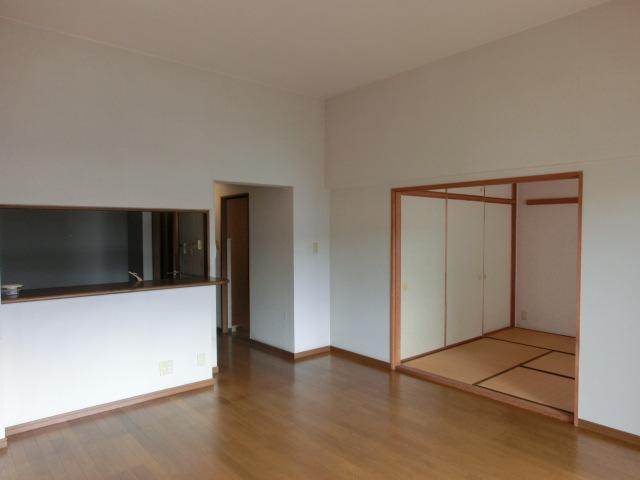 Living. By opening the sliding door of a Japanese-style room, You can use spacious.