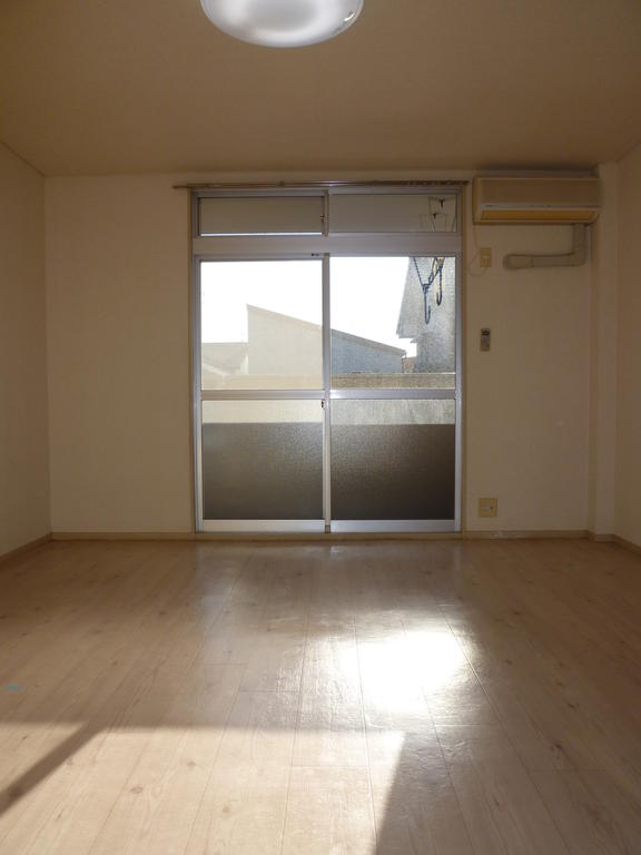 Living and room. illumination ・ Air-conditioned ・ Flooring is the color of bright