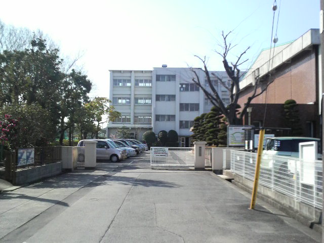 Junior high school. 337m to Komaki City latency time junior high school (junior high school)