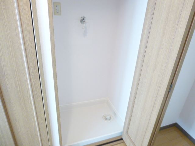 Other room space. Also hidden washing machine Storage