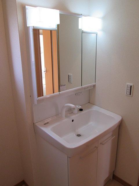 Wash basin, toilet. Example of construction 