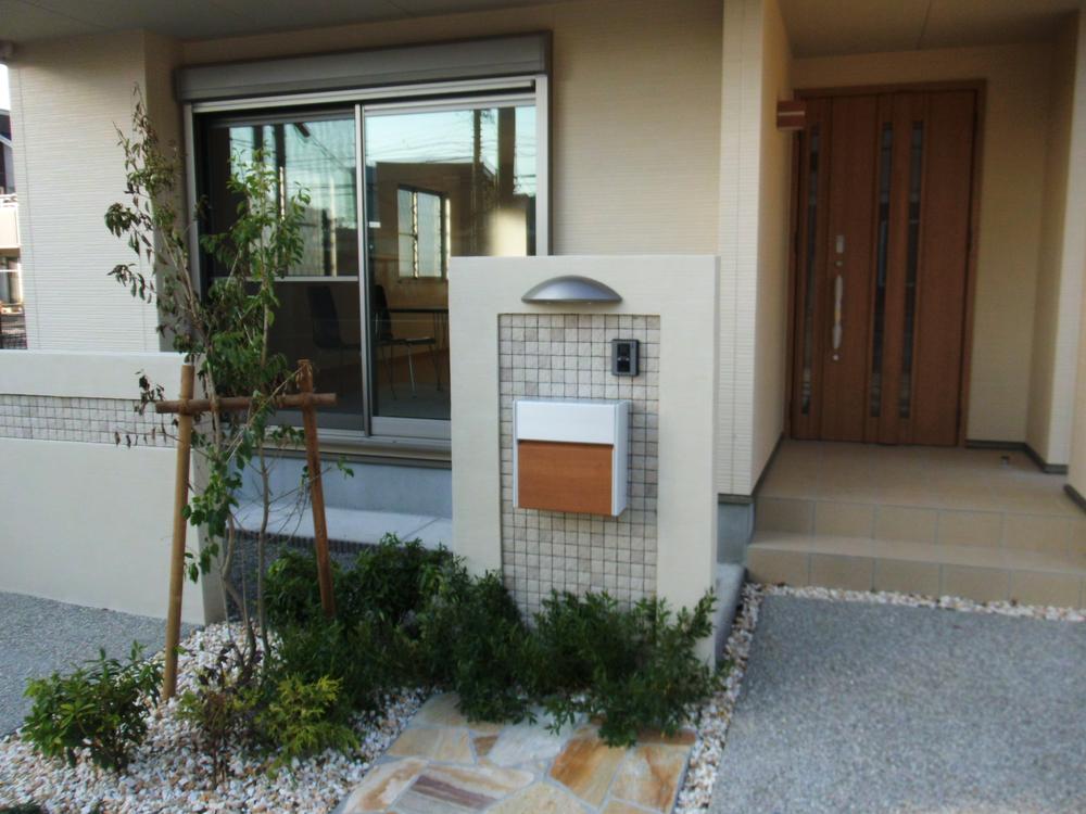 Entrance. Monhei ・ Decoration fence ・ Laying gravel, etc., We are unified in pale yellow system, Welcomes you gently customers. Building C (October 2013) Shooting