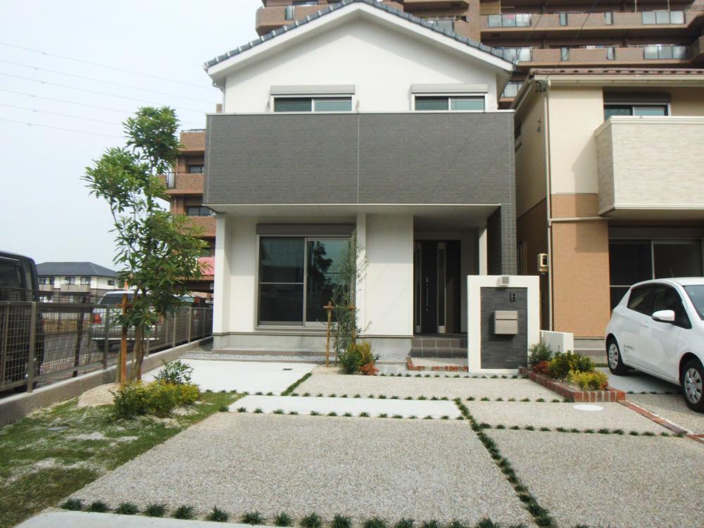 Local appearance photo. Building D of sharp flavor in gray system (left). Calm and warmth even feel Building E (right). Tamaryuu open outside structure is evergreen, Partition accents Puriberi color pre-brick. Directing the open life! (November 2013) Shooting