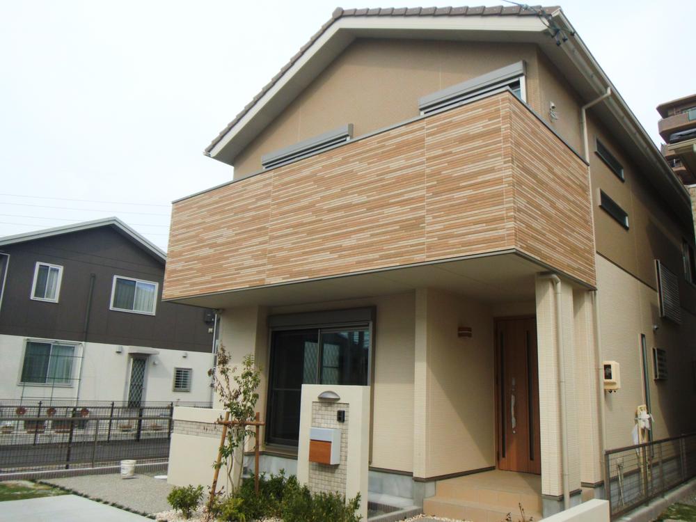 Local appearance photo. Frontage full of south balcony. C Building of unified appearance with a soft tone. 1 room Japanese-style rooms on the first floor, On the second floor we have 4 rooms offer a Western-style. (November 2013) Shooting