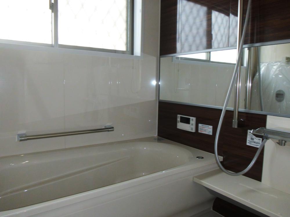 Bathroom. Thermos bathtub ・ Equipment such as Karari floor, 1 tsubo size (1717) system bus. Bath time becomes fun. (October 2013) Shooting