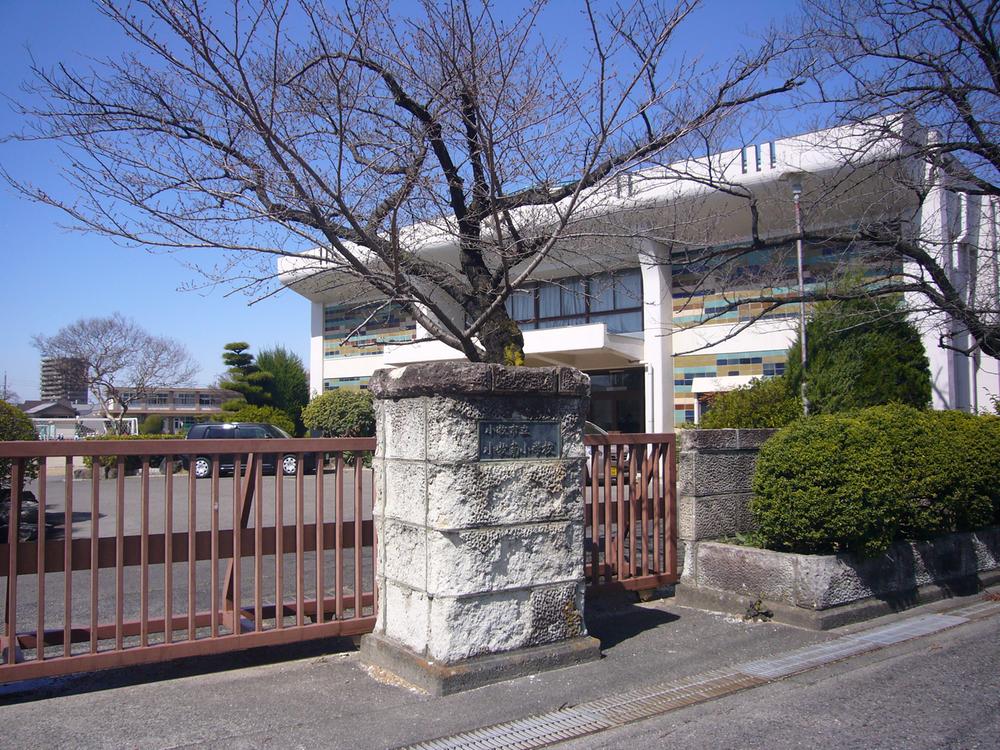 Primary school. 1170m is about a 15-minute walk from the Minami Komaki Elementary School! ! 