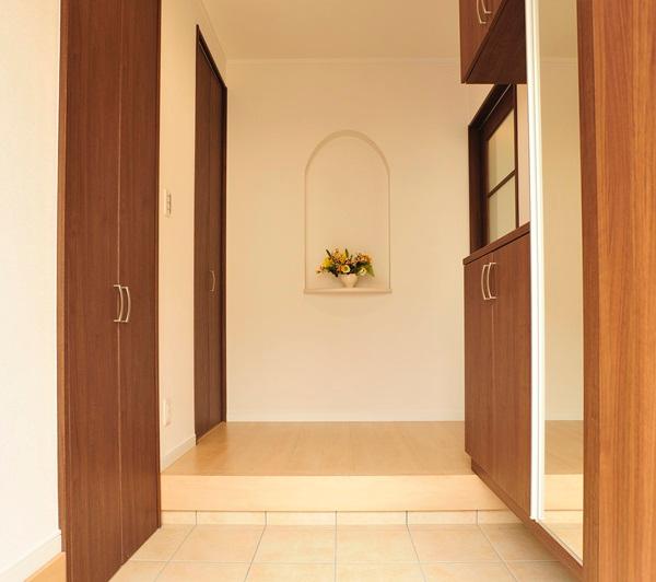Model house photo. It is a niche of the entrance! 