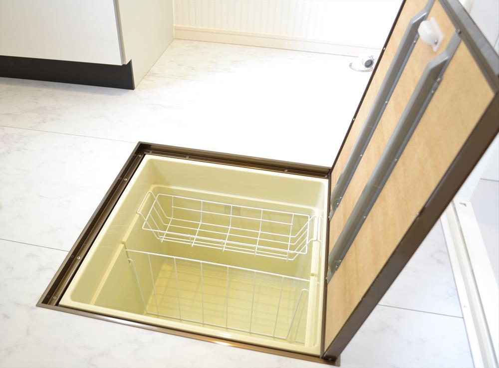 Other Equipment. bathroom, Underfloor storage in the kitchen.