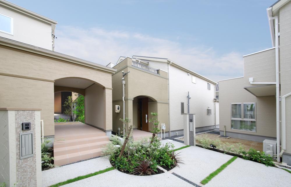 Local appearance photo. Spacious entrance before porch.