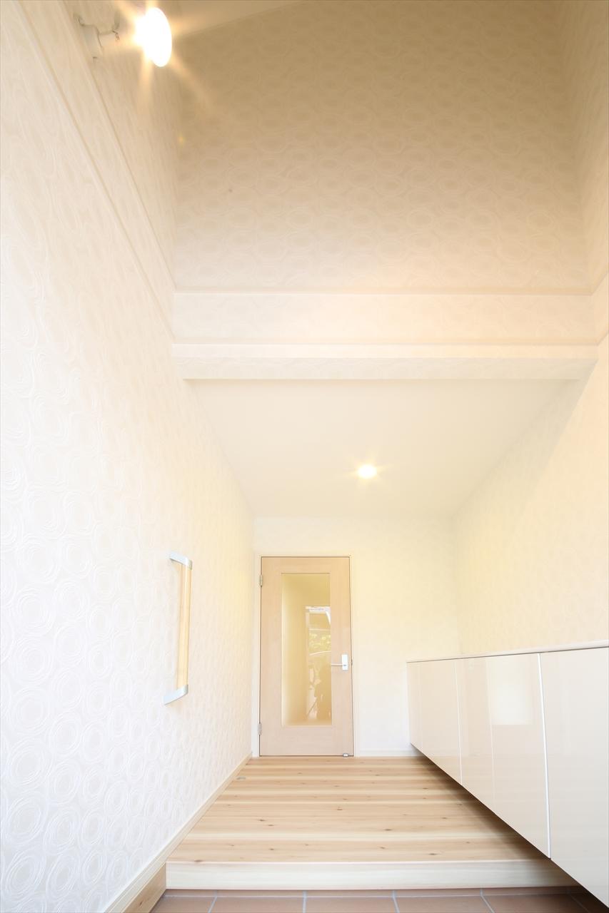 Entrance. Stylish entrance to greet the family.