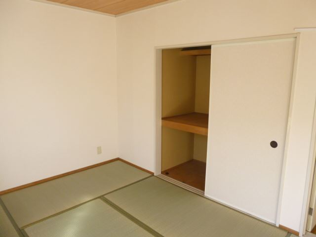 Receipt. It is a closet of the Japanese-style room